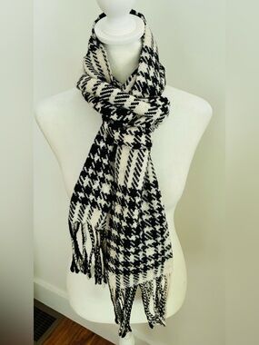 Banana Republic Black and Cream Houndstooth Fringe Scarf